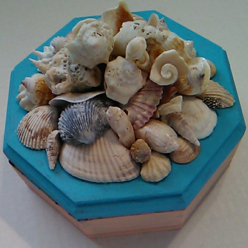Shell covered hand  painted jewelry box - Picture 3 of 5